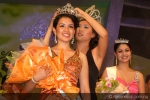 Miss Nepal 2009 Zenisha Moktan handing Miss Nepal Crown to Sadichha Shrestha